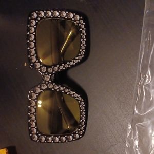 Blingy sunglasses with yellow lenses